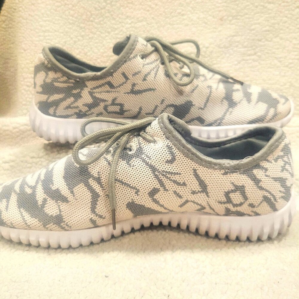 Dirty Laundry Gray/White Hyphen Camo Mesh Lace-up Sneaker - Size 8